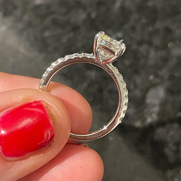 3.5 carat Cushion Cut engagement ring - Picture 7 of 9